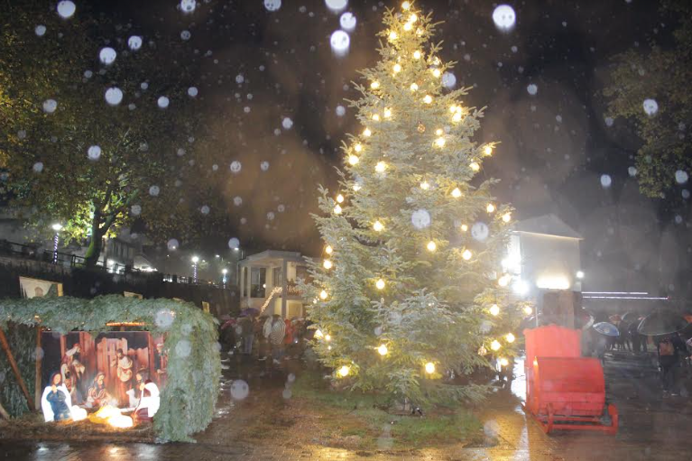 Φωταγωγήθηκε το Χριστουγεννιάτικο δέντρο στην Πύλη