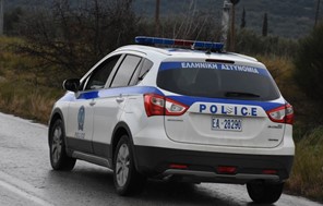 Τζιπ έπεσε πάνω σε σταθμευμένα οχήματα στο Δέλτα Καλαμπάκας 