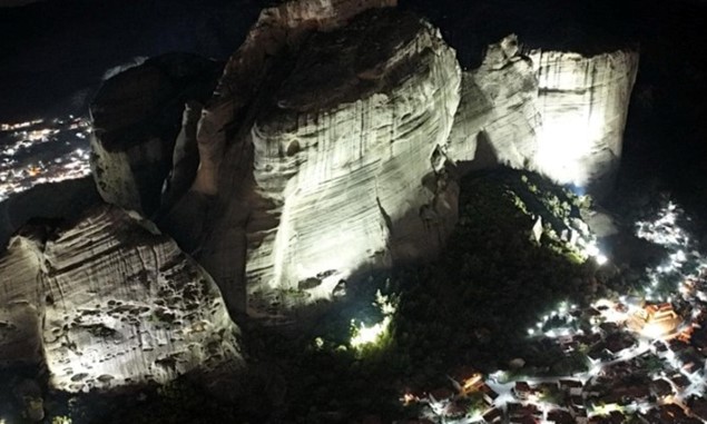 Κατάνυξη και μυσταγωγία στα Μετέωρα - Φωτίστηκαν οι βράχοι (φωτο)