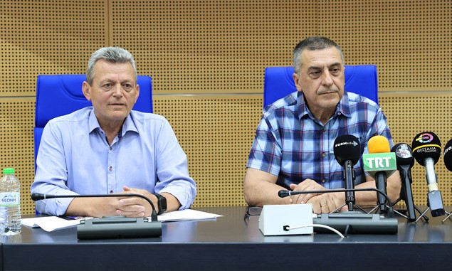 Συγκίνηση και δάκρυα στην "αποστρατεία" του Ηλία Λεοντάρη από την Περιφέρεια Θεσσαλίας