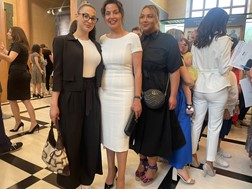 Με τις δυο της κόρες στη Βουλή η Μαρίνα Κοντοτόλη 