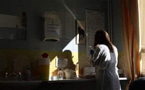 Κορωνοϊός: Ανοίγει η πλατφόρμα για την 4η δόση στις ηλικίες 30-59 ετών