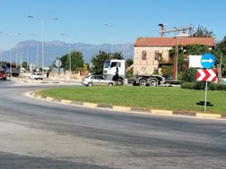 Σύγκρουση αυτοκινήτου με φορτηγό σε κόμβο στα Τρίκαλα