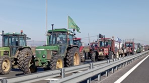 Στους δρόμους τα τρακτέρ στη Θεσσαλία - Κλιμακώνουν οι αγρότες (βίντεο)