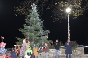 Δ.Πύλης: Φωταγωγήθηκε το Χριστουγεννιάτικο δένδρο στα Στουρναρέικα
