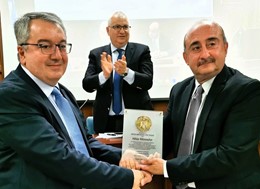 Τα Τρίκαλα τίμησαν τον καθηγητή Ηλία Μόσιαλο με το Χρυσό Μετάλλιο
