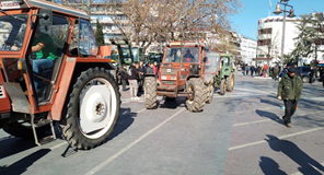 Στην Κεντρική πλατεία της Λάρισας τα τρακτέρ των αγροτών
