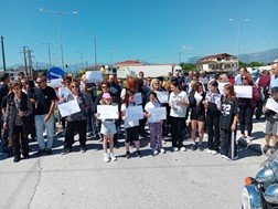 Διαμαρτυρήθηκαν για την ασφάλεια του κεντρικού δρόμου στα Αμπελάκια 