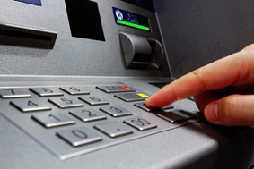 Απειλούν με απόσυρση ΑΤΜ - Από 11 Αυγούστου οι μειώσεις στις προμήθειες