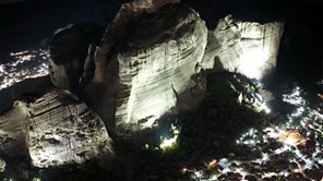 Κατάνυξη και μυσταγωγία στα Μετέωρα - Φωτίστηκαν οι βράχοι (φωτο)