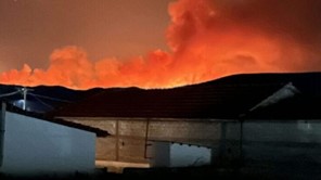 Στο Ζάρκο "μεταπήδησε" η μεγάλη φωτιά από τον Τύρναβο - Επιχειρούν εναέρια μέσα 