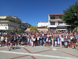 Περισσότερα από 250 παιδιά καθάρισαν τις κεντρικές πλατείες της Πύλης και της Καλαμπάκας