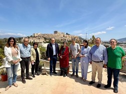 H Μαρίνα Κοντοτόλη στο σπίτι και το Αρχείο του Μίκη Θεοδωράκη