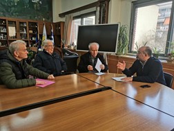 O πρόεδρος της ΠΕΔ Θεσσαλίας με μέλη του Φιλοπροοδευτικού Συλλόγου Μεσοχώρας