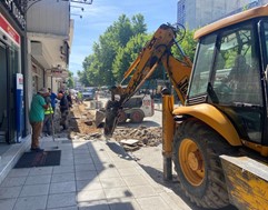 Στην οδό 28ης Οκτωβρίου συνεχίζεται η ανακατασκευή πεζοδρομίων στα Τρίκαλα