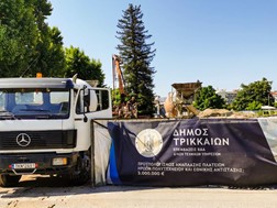 Η Αρχαιολογική Υπηρεσία έστειλε την αστυνομία στα έργα της πλατείας
