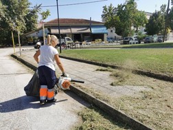 Ευπρεπισμός πρασίνου και κοπές χόρτων στις πλατείες των Τρικάλων 