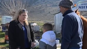 Συνάντηση της γραμματέως της ΝΔ με 9χρονο που βρέθηκε στο μπλόκο του Ζάρκου (βίντεο)