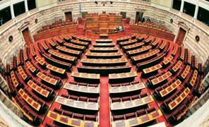Τέμπη: Αδιαφορία βουλευτών για τη δικογραφία που αφορά Καραμανλή και Σπίρτζη