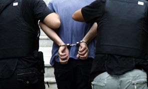 Τρίκαλα: Προσποιούνταν τους εφοριακούς και άρπαζαν χρυσαφικά από ηλικιωμένους