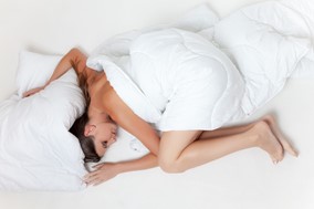 Γιατί το να κοιμόμαστε γυμνές κάνει καλό στην υγεία μας