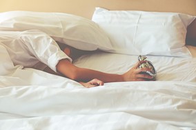 Ύπνος: Πατήστε snooze και γλιτώστε από 5 σοβαρές παθήσεις - Τι κερδίζουν όσοι κοιμούνται παραπάνω τα Σαββατοκύριακα