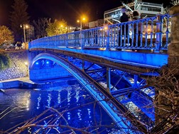 Τρίκαλα: Με μπλε χρώμα η η Κεντρική πεζογέφυρα για την Παγκόσμια Ημέρα Αυτισμού