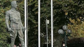 Λαϊκή Συσπείρωση Δ.Τρικκαίων: Ο ανδριάντας του  Στρατηγού Στέφανου Σαράφη θα διατηρηθεί σε δεσπόζουσα θέση στην κεντρική πλατεία Τρικάλων