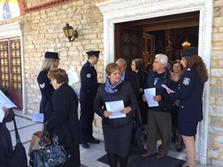 Αστυνομικοί μοίρασαν ενημερωτικά φυλλάδια σε εκκλησίες των Τρικάλων