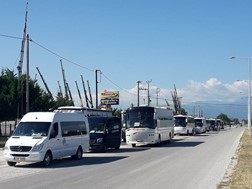 Πορεία διαμαρτυρίας για τα τουριστικά λεωφορεία στα Τρίκαλα