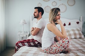 Τελικά γιατί τα ζευγάρια τσακώνονται περισσότερο μέσα στις γιορτές; Ελληνίδα ψυχολόγος εξηγεί