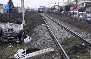 Τρίκαλα: Παράσυρση αυτοκινήτου από τρένο στη διάβαση του Πύργου - Ένας τραυματίας  