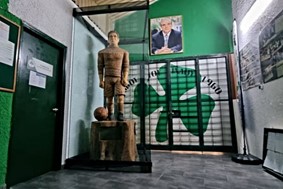Στη Λεωφόρο το ξύλινο άγαλμα του Γ. Καλαφάτη - Το φιλοτέχνησε ο τρικαλινός  Άγγελος Πατσιατζής