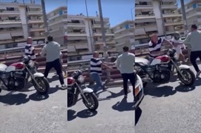 Κλωτσιές και μπουνιές από τον Μπέο σε μοτοσικλετιστή στη μέση του δρόμου (video)