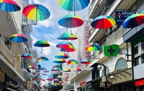 Nέες ομπρέλες τοποθετήθηκαν στην οδό Απόλλωνος