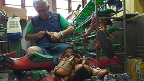 Kαρδίτσα: Ενα εργαστήρι κατασκευάζει παραδοσιακά υποδήματα 