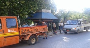 "Ξηλώνονται" παρατημένα περίπτερα στα Τρίκαλα