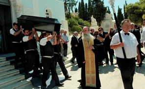 Πραγματοποιήθηκε στην Αθήνα η νεκρώσιμος ακολουθία του Μιχάλη Ζιάγκα (Εικόνες)