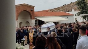Θρήνος στην κηδεία της 15χρονης που πέθανε σε σχολική εκδρομή στα Τρίκαλα 