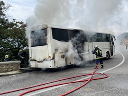 Καλαμπάκα: Λεωφορείο τυλίχτηκε στις φλόγες στα Μετέωρα