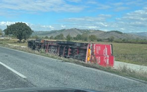 Σφοδρή σύγκρουση αυτοκινήτου με νταλίκα στην Βασιλική Καλαμπάκας