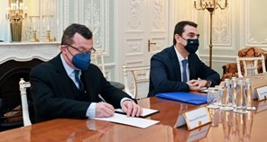 Στην Αγία Πετρούπολη ο Σκρέκας – Προπομπός της συνάντησης του Πρωθυπουργού με τον Πρόεδρο της Ρωσίας