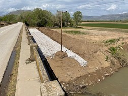 Περιφέρεια Θεσσαλίας: Καθαρίζει την κοίτη του Πηνειού και στερεώνει τη γέφυρα στο δρόμο Φαρκαδόνα - Κεραμίδι 