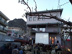 Συγκίνησε το κοινό "Ο άνθρωπος του Θεού" στη Βιβλιοθήκη Καλαμπάκας