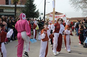 Πλήθος κόσμου στο «Καρναβάλι Γόμφων» την Καθαρά Δευτέρα