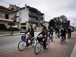 Η ποδηλατάδα της Δόμνας Μιχαηλίδου στην πόλη των Τρικάλων 