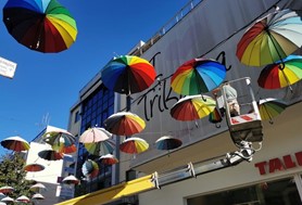 Φρεσκάδα και χρώμα με τις νέες ομπρέλες στην οδό Απόλλωνος
