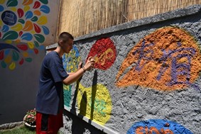 Πολύχρωμος «ο τοίχος της Αλληλεγγύης» από το Κέντρο Κοινότητας του Δ. Τρικκαίων