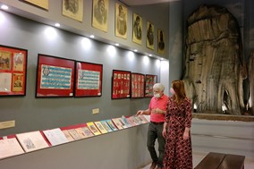 Στο Μουσείο Ελληνικής Παιδείας, στην Καλαμπάκα, η Κατερίνα Παπακώστα