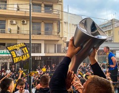 Στα Τρίκαλα το κύπελλο πρωταθλήματος της ΑΕΚ με θερμότατη "κιτρινόμαυρη" υποδοχή (φωτο)